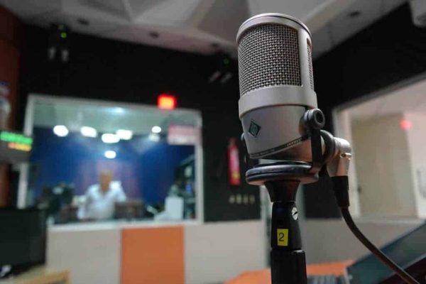 microphone-1562354_1280-1024x682